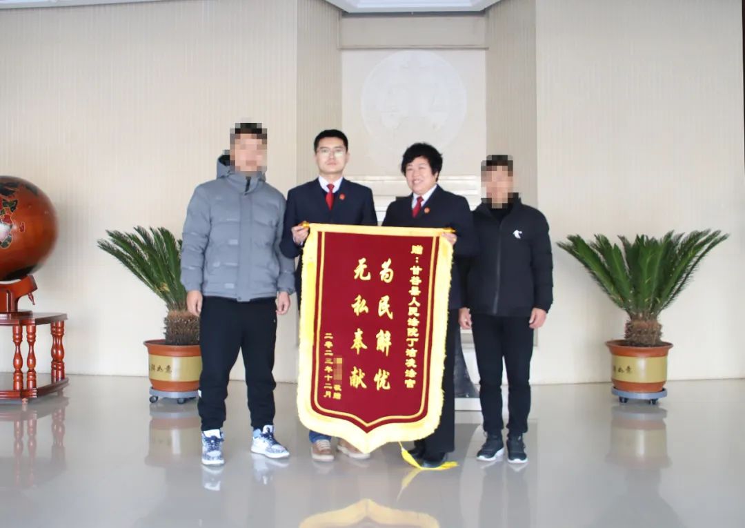 原告拿到赔偿款，被告却给法院送锦旗？这剧情反转，法官都看呆了