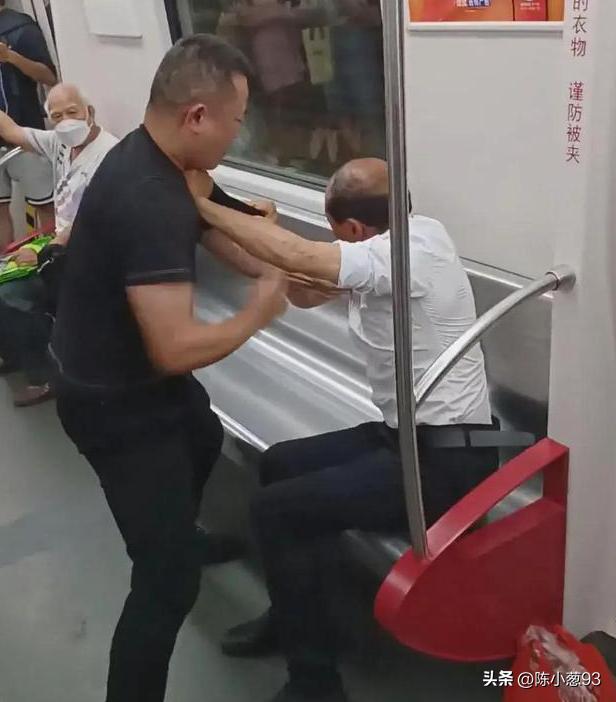 男子乘地铁用行李占座与人发生口角，一场关于公共空间的成年人冲突